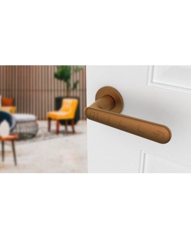 Maniglia per porta in rame ARIA maniglia design vista dall'alto inclinata montata su una porta