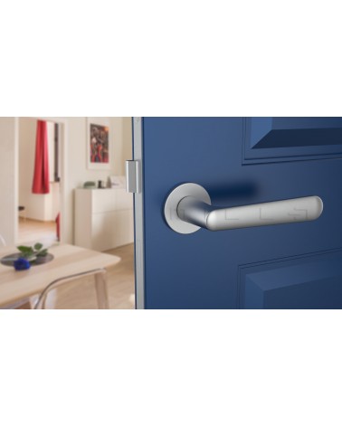 Maniglia per porta cromo satinato ARIA maniglia design vista frontale montata su una porta