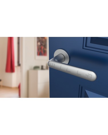 Maniglia per porta cromo satinato ARIA maniglia design vista dall'alto inclinata montata su una porta
