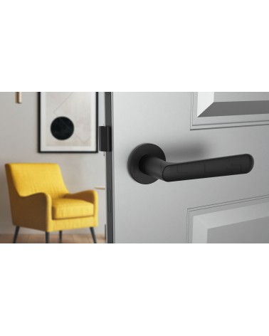Maniglia per porta nera opaca ARIA maniglia design vista frontale montata su una porta