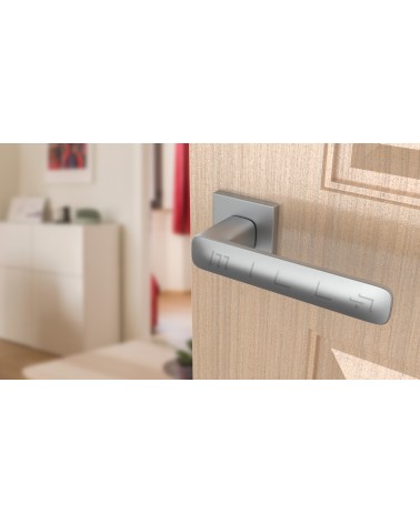 Maniglia per porta cromo satinato STELLA maniglia design vista dall'alto inclinata montata su una porta