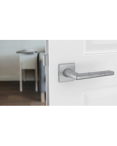 Maniglia per porta cromo satinato SETIA maniglia design vista frontale montata su una porta