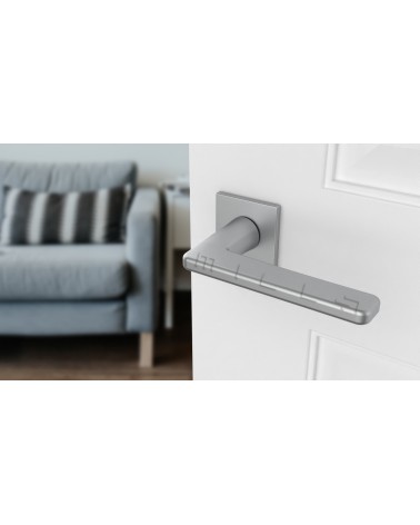 Maniglia per porta cromo satinato SETIA maniglia design vista dall'alto inclinata montata su una porta
