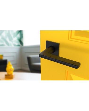 Maniglia per porta nera SETIA maniglia design vista dall'alto inclinata montata su una porta