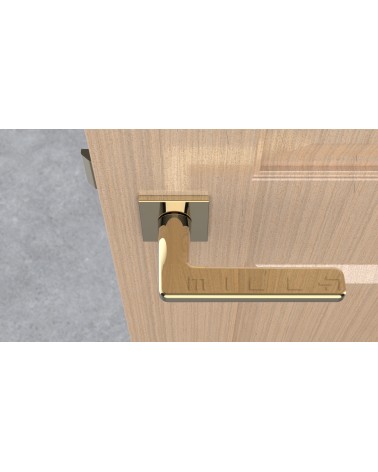 Maniglia per porta oro lucido SETIA design vista dall'alto montata su una porta