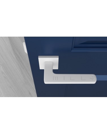 Maniglia per porta bianca YUKA ferramenta design vista dall'alto montata su una porta