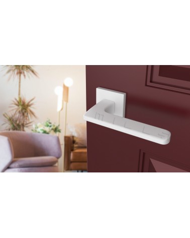 Maniglia per porta bianca YUKA ferramenta design vista inclinata montata su una porta