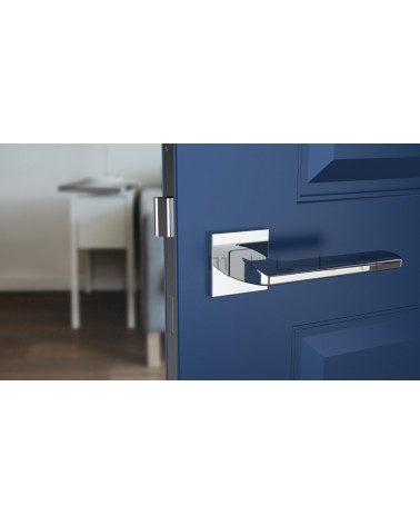 Maniglia per porta cromata lucida YUKA ferramenta design vista frontale montata su una porta