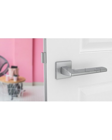 Maniglia per porta cromo satinato YUKA ferramenta design vista frontale montata su una porta