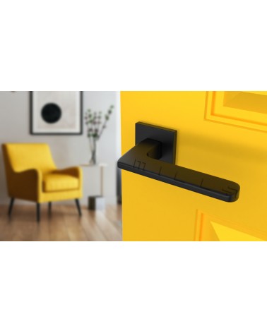 Maniglia per porta nera YUKA ferramenta design vista inclinata montata su una porta