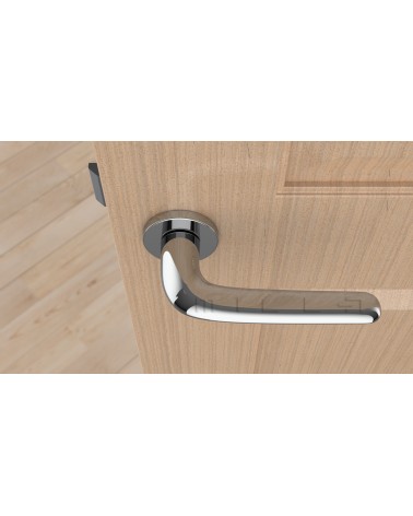 Maniglia per porta cromata lucida AZALIA maniglia design vista dall'alto montata su una porta