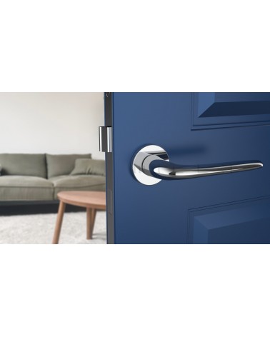Maniglia per porta cromata lucida AZALIA maniglia design montata su una porta socchiusa
