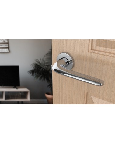 Maniglia per porta cromata lucida AZALIA maniglia design vista inclinata montata su una porta