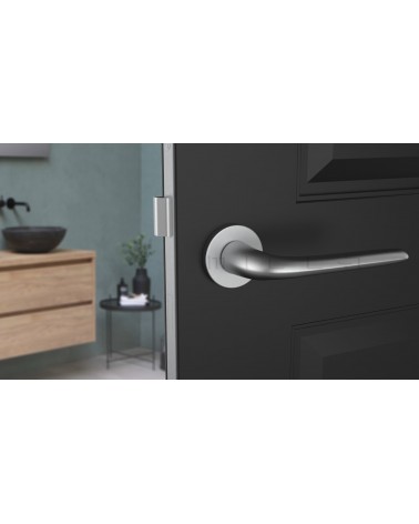 Maniglia per porta Cromo satinato AZALIA maniglia design vista frontale montata su una porta