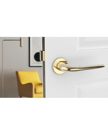 Maniglia per porta Oro AZALIA maniglia design vista frontale montata su una porta