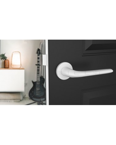 Maniglia per porta bianca AZALIA maniglia design vista frontale montata su una porta