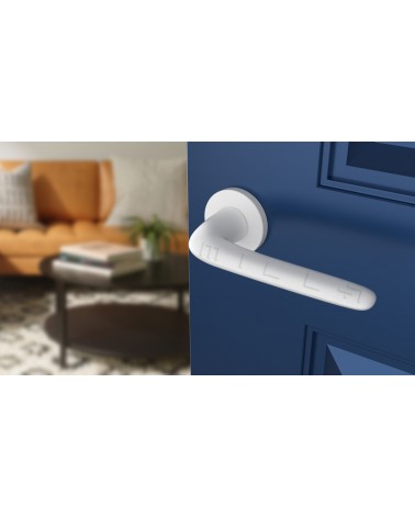 Maniglia per porta bianca AZALIA maniglia design vista inclinata montata su una porta