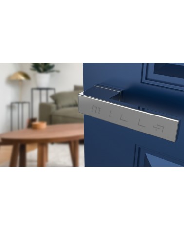 Maniglia per porta cromo satinato CARLINA maniglia design vista dall'alto inclinata montata su una porta