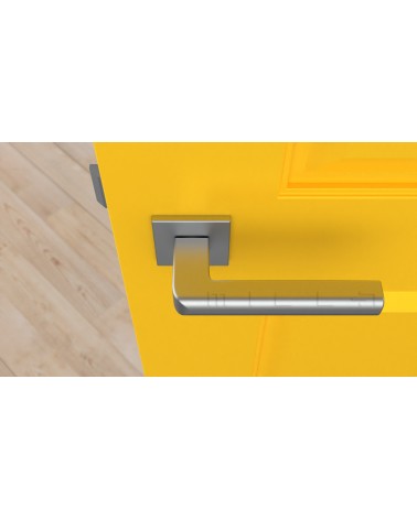 Maniglia per porta SALICE cromata satinata ferramenta design vista dall'alto montata su una porta