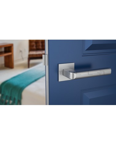 Maniglia per porta cromo satinato SALICE ferramenta design vista frontale montata su una porta