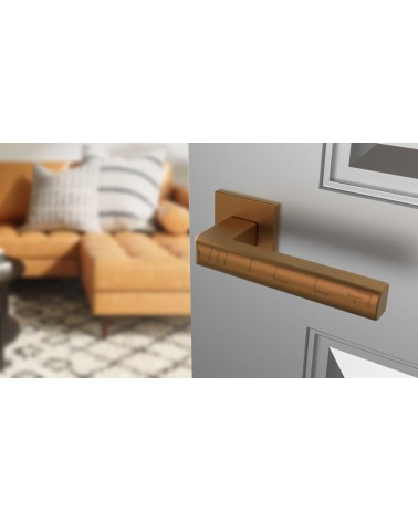 Maniglia per porta rame SALICE ferramenta design vista inclinata montata su una porta