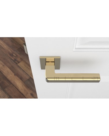 Maniglia per porta oro lucido SALICE ferramenta design vista dall'alto montata su una porta