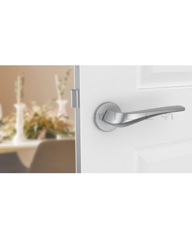 Maniglia porta cromo satinato DALIA maniglia design vista frontale montata su una porta