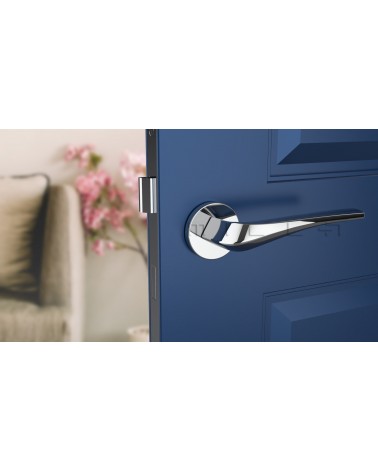 Maniglia per porta DALIA cromata lucida maniglia design vista frontale montata su una porta