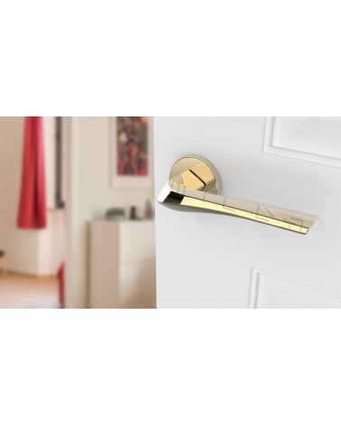 Maniglia per porta DALIA oro lucido maniglia design vista dall'alto inclinata montata su una porta