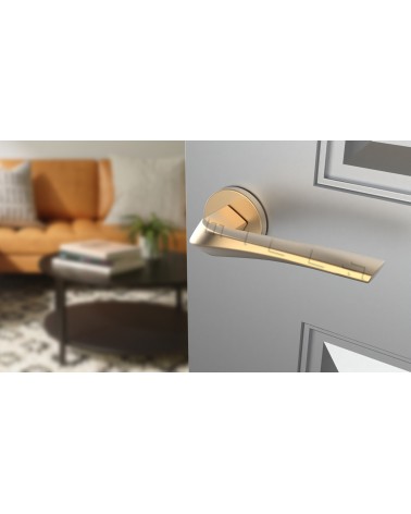Maniglia per porta moderna DALIA maniglia design vista dall'alto inclinata montata su una porta