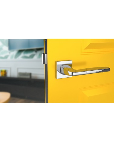 Maniglia per porta ERBA design cromo lucido vista frontale montata su una porta