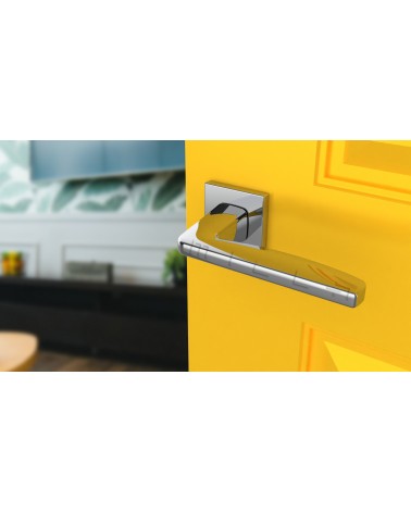 Maniglia per porta ERBA design cromo lucido vista inclinata montata su una porta