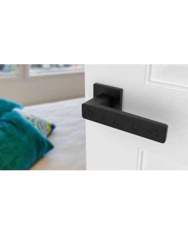 Maniglia per porta nera ERICA maniglia design vista inclinata montata su una porta