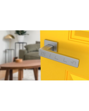 Maniglia per porta cromo satinato ERICA ferramenta design vista inclinata montata su una porta