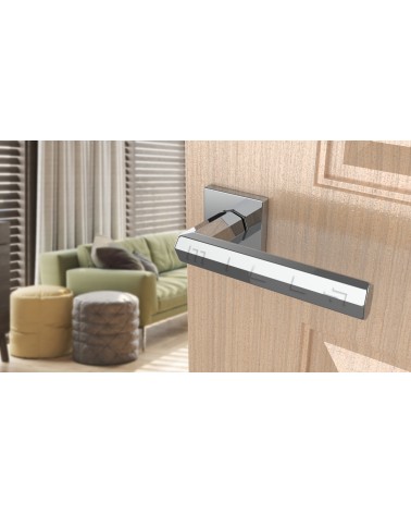 Maniglia per porta cromo lucido FRESIA maniglia design vista inclinata montata su una porta
