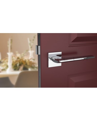 Maniglia per porta cromo lucido LUNARIA maniglia design vista frontale montata su una porta
