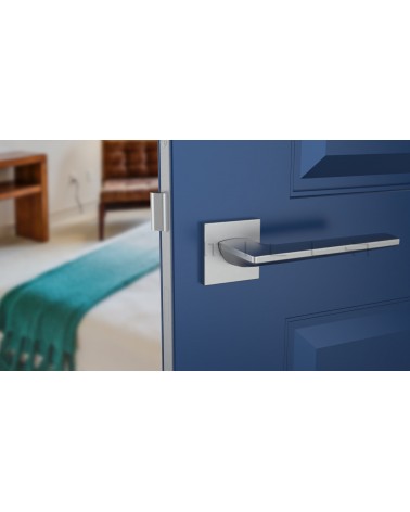 Maniglia porta cromo satinato LUNARIA maniglia design vista frontale montata su una porta