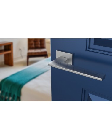 Maniglia porta cromo satinato LUNARIA maniglia design vista dall'alto inclinata montata su una porta
