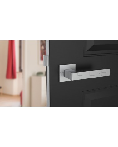 Maniglia per porta cromata satinata SULLA design vista frontale montata su una porta