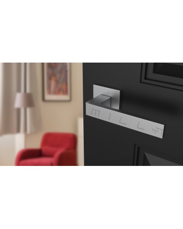 Maniglia per porta cromo satinato SULLA design vista dall'alto inclinata montata su una porta