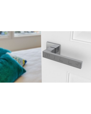 Maniglia per porta classica SULLA design vista dall'alto inclinata montata su una porta