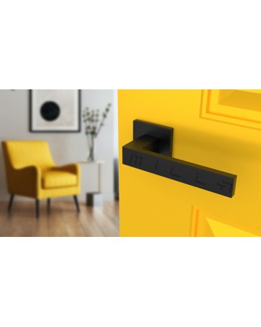 Maniglia per porta nera SULLA design vista dall'alto inclinata montata su una porta