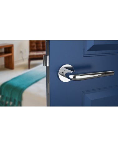 Maniglia per porta cromata lucida FUNKIA maniglia design vista frontale montata su una porta