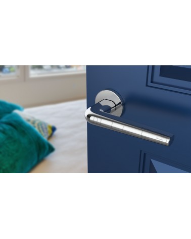 Maniglia per porta cromata lucida FUNKIA maniglia design vista inclinata montata su una porta