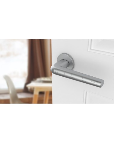 Maniglia porta cromo satinato FUNKIA maniglia design vista dall'alto inclinata montata su una porta