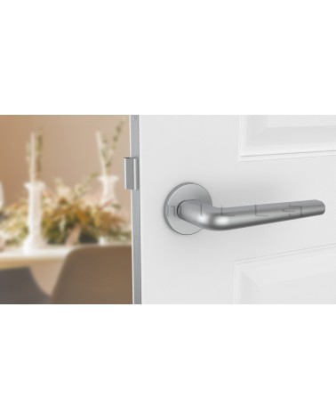 Maniglia porta cromo satinato FUNKIA maniglia design vista frontale montata su una porta