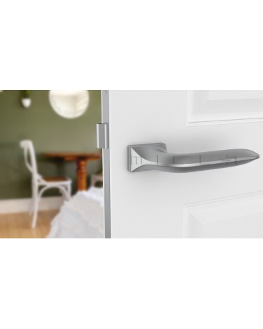 Maniglia per porta cromo satinato GLADIOLA maniglia design vista frontale montata su una porta