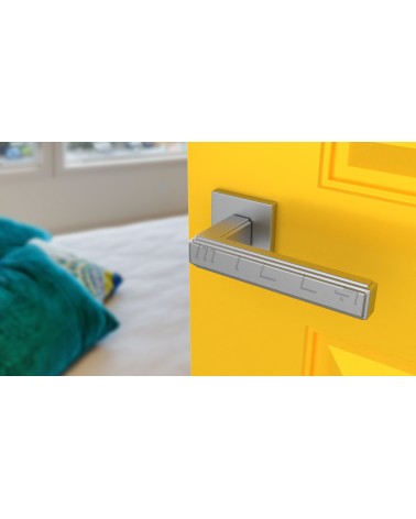 Maniglia per porta cromata satinata RAFLESIA maniglia design montata su una porta socchiusa