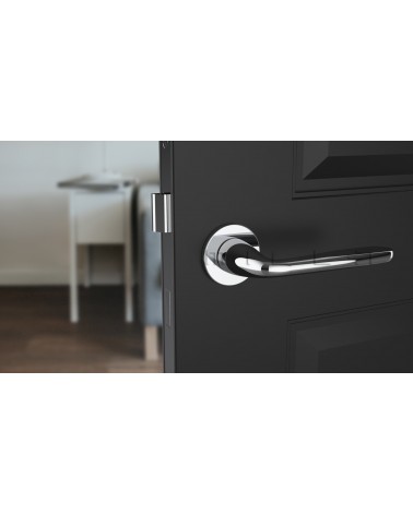 Maniglia per porta cromo lucido HIACYNTA maniglia design vista frontale montata su una porta
