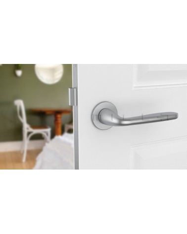 Maniglia per porta cromo satinato HIACYNTA maniglia design vista frontale montata su una porta